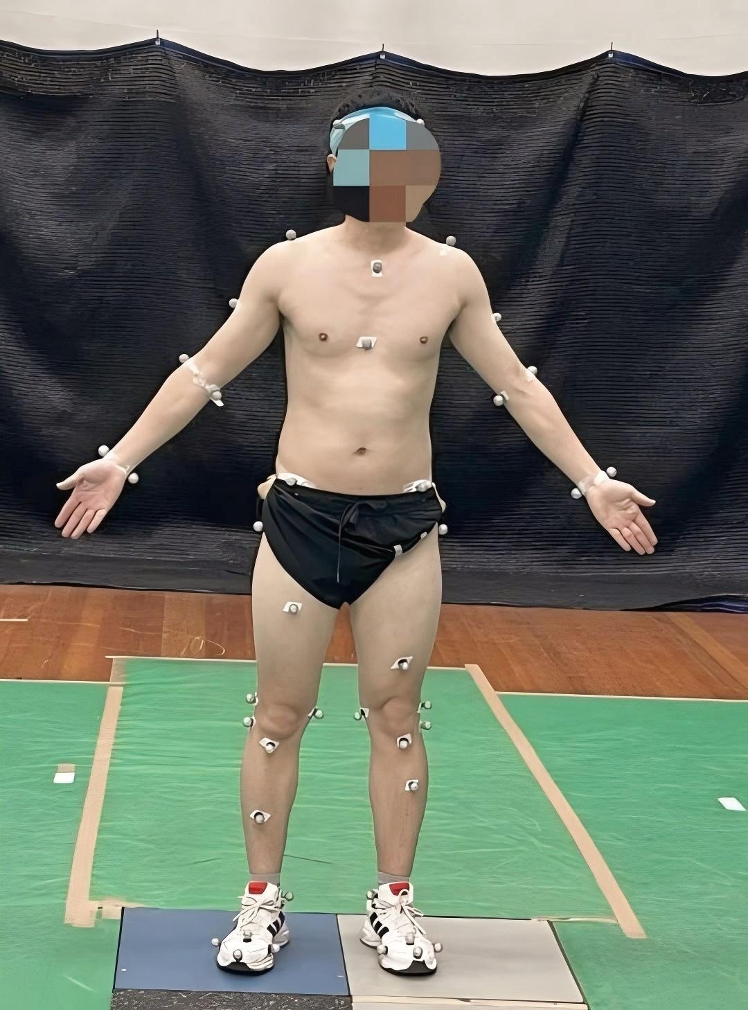 Experimental setup illustrating the target positions at 
distances of 7.5 meters, 5 meters and 2.5 meters from the passing athlete. These 
distances were selected to evaluate the mechanics of volleyball passing across 
varying ranges. The athlete was instructed to aim passes at these targets while 
motion capture systems recorded the movements for analysis of joint kinematics 
and energy distribution.